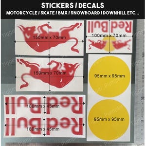 Peut inclure: Une collection d'autocollants et de décalcomanies Red Bull comprenant deux silhouettes de taureau rouge de 150mm x 70mm, deux logos textuels rouges de 180mm x 45mm, un logo de 100mm x 70mm et deux cercles jaunes de 95mm x 95mm.