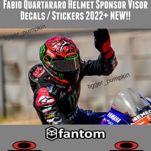 Peut inclure: Un ensemble de décalcomanies et d'autocollants pour visière de casque de moto, avec le texte FABIO QUARTARARO HELMET SPONSOR VISOR DECALS / STICKERS 2022+ NEW!!, et des cercles verts entourant des logos de sponsors sur un casque noir, rouge et vert.