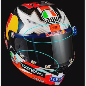 Può includere: Casco da moto con visiera nera, con la scritta "VISOR DECALS / STICKERS FOR JACK MILLER HELMET". Il casco ha un design bianco, rosso e blu con loghi "AGU" e "Red Bull", e testo "CAT" e "Lenovo".
