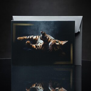 Carte de voeux espiègle de chat du Bengale - Beau design de photographie d'art en noir avec des accents d'or - Blanc à l'intérieur
