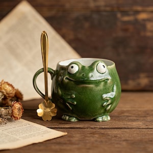 Taza de cerámica hecha a mano con forma de rana: una taza de té de cerámica original y divertida.
