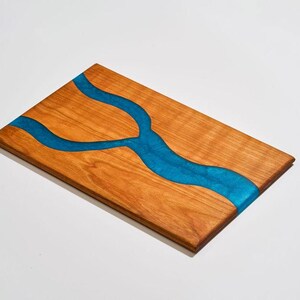 Charcuterie-/Servierbrett aus Kirschholz mit pazifischem Türkis Epoxy - 36 &quot;x 23&quot;