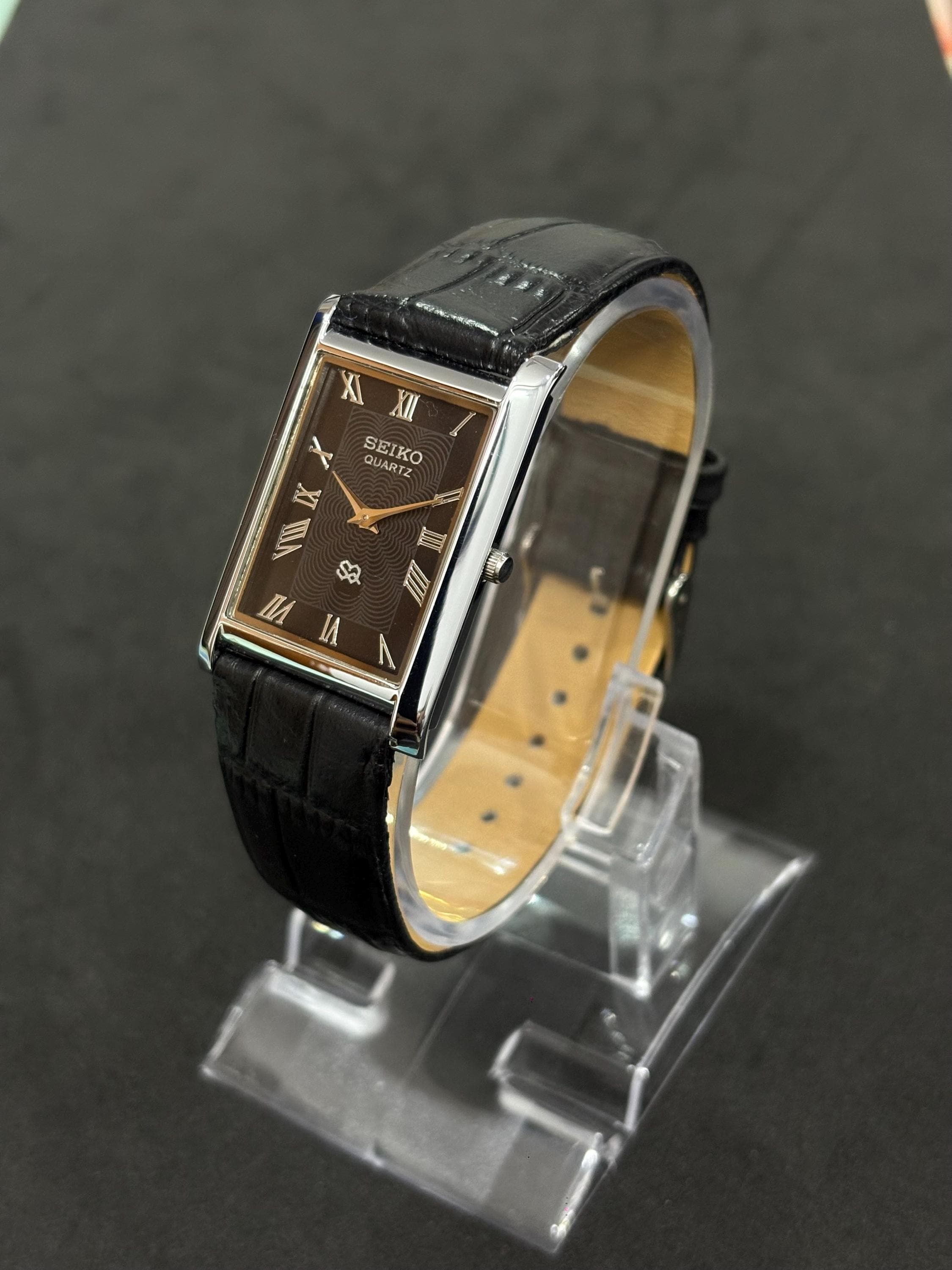 Vintage Seiko Tank Watch – Black Roman Numeral Dial, Leather Band