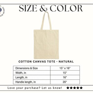 K&ouml;nnte beinhalten: Eine nat&uuml;rliche Tragetasche aus Baumwoll-Leinwand mit rechteckiger Form und Henkel. Die Abmessungen der Tasche betragen 38 cm breit und 41 cm lang, mit einer Henkell&auml;nge von 51 cm. Der Text "SIZE & COLOR" steht oben.