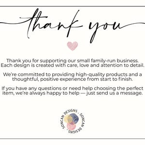K&ouml;nnte beinhalten: Eine wei&szlig;e Karte mit dem Schriftzug "thank you" in eleganter Schrift, einem rosa Herz und Text, der Dankbarkeit f&uuml;r die Unterst&uuml;tzung eines kleinen Unternehmens ausdr&uuml;ckt. Die Karte enth&auml;lt auch das Firmenlogo.