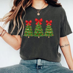 Camiseta navideña con árbol de Navidad, camiseta navideña con lazo, top navideño con estética bonita, regalo navideño rosa, camiseta navideña vintage, camiseta navideña