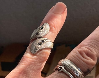 Anillo Vintage Estate de plata de ley con múltiples piedras