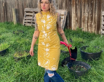 Vestido Wiggle vintage de los años 60 color amarillo mostaza con bordados florales.