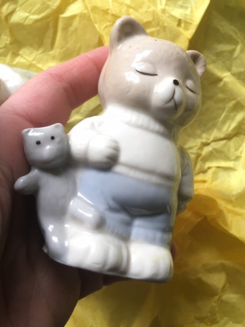 Vintage Artmark sleeping bears salt and pepper shakers