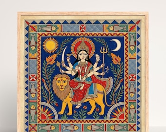 Könnte beinhalten: Quadratisch gerahmtes Kunstwerk, das eine mehrarmige Gottheit zeigt, die auf einem Löwen reitet. Das Kunstwerk hat einen blauen Hintergrund mit Sonne, Mond und floralen Elementen. Die Gottheit ist in roten und blauen Gewändern gekleidet und hält verschiedene Waffen.
