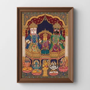Puede incluir: Una impresión enmarcada de una obra de arte religiosa que presenta tres figuras con coronas y vestimentas ornamentadas, sobre un fondo azul oscuro. La obra de arte incluye varias figuras más pequeñas debajo, todo dentro de un arco decorativo.
