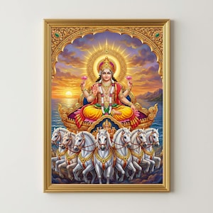 Op de afbeelding: Een ingelijst kunstwerk dat een godheid afbeeldt die op een strijdwagen zit die door witte paarden wordt getrokken. De godheid is versierd met een gouden kroon en sieraden, tegen een achtergrond van een zonsondergang boven water. De lijst is goud.