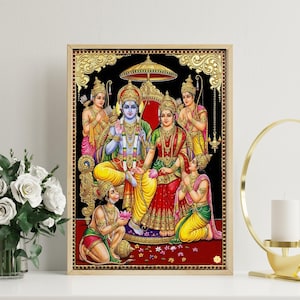 Op de afbeelding: Een religieus kunstwerk in een lijst dat een zittend paar omringd door figuren afbeeldt. Het paar is versierd met gouden sieraden en kleurrijke kleding. De achtergrond is zwart met gouden accenten en de lijst is lichtbruin.