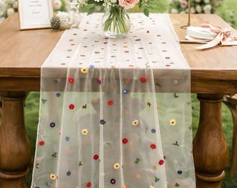Camino de mesa de tul bordado con flores, decoración romántica para bodas, estilo cottagecore.