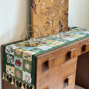 Camino de mesa con borlas florales estilo cottagecore, mantel de patchwork vintage, decoración bohemia de estilo rústico.