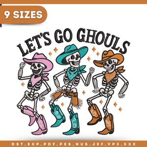Könnte beinhalten: Ein Stickdesign mit drei Skelett-Cowboys, die Hüte und Bandanas tragen, mit dem Text "LET'S GO GHOULS". Die Skelette tragen rosa, türkisfarbene und orangefarbene Cowboy-Stiefel und -Hüte. Das Design enthält den Text "9 SIZES".