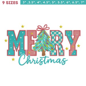 K&ouml;nnte beinhalten: Festliches Design mit den Worten "MERRY Christmas" in einer verspielten Schriftart. Die Buchstaben sind t&uuml;rkis und rosa, mit Sternakzenten. Ein dekorierter Weihnachtsbaum befindet sich in der Mitte. Neun Gr&ouml;&szlig;en sind angegeben, von 7,6 bis 17,8 cm.