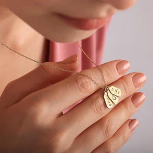 Collier barre minimaliste avec gravure personnalisée pour enfant Collier prénom pour maman Collier ras de cou avec étiquette pendentif collier pour maman