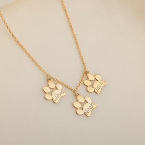 Engraved Dog Paw Necklace with Names Necklace Cat Paw Charm Necklace with Name Paw Necklace for Kids Dog Paw Nameplate Pendant for Dog Mom
