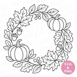 Peut inclure: Une illustration en noir et blanc au trait représentant une couronne d'automne circulaire avec deux citrouilles, des feuilles d'érable, des feuilles de chêne, des glands et des petites baies. Un badge rose contient le texte SVG & PNG.