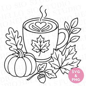 Könnte beinhalten: Eine schwarz-weiße Strichzeichnung, die eine Kaffeetasse mit herzförmiger Latte-Art, einen Kürbis, eine Eichel und verschiedene Herbstblätter zeigt. Das Bild enthält ein rosa kreisförmiges Abzeichen mit dem Text SVG & PNG.