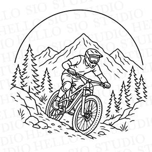 Puede incluir: Una ilustración de arte lineal en blanco y negro que muestra a un ciclista de montaña con casco y gafas bajando por un sendero rocoso. La escena está enmarcada por un borde circular e incluye pinos y picos montañosos en el fondo.