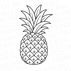 Può includere: Un'illustrazione in bianco e nero a tratto di un ananas con un corpo strutturato a motivo di diamante e una corona di foglie appuntite e allungate. Il disegno è centrato e realizzato con contorni netti e decisi su sfondo bianco.
