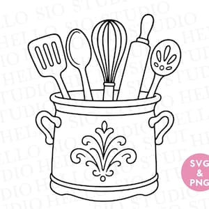 Op de afbeelding: Een zwart-witte lijntekening van een keukenpot gevuld met een spatel, lepel, garde, deegroller en schuimspaan. De pot is aan de voorzijde voorzien van een decoratief embleem in de vorm van een fleur-de-lis en heeft twee handvatten.