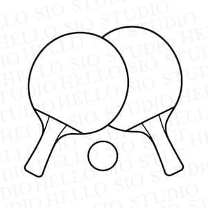 Può includere: Un'illustrazione in bianco e nero a linee che mostra due racchette da ping pong posizionate fianco a fianco con una piccola pallina da ping pong circolare centrata sotto di esse. Lo sfondo contiene il testo filigranato HELLO SIO STUDIO.