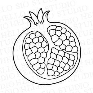 Può includere: Un'illustrazione in bianco e nero a tratto di un melograno tagliato a metà che mostra gli arilli interni e una corona sulla parte superiore. Il disegno presenta contorni spessi e una filigrana ripetuta HELLO SIO STUDIO sullo sfondo.