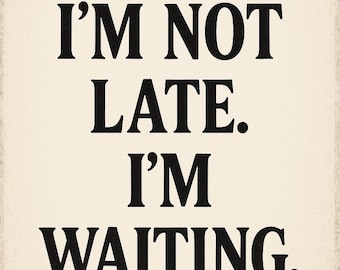 Könnte beinhalten: Ein rechteckiges Schild mit dem Text "I'M NOT LATE. I'M WAITING." in fetten, schwarzen Buchstaben. Der Hintergrund ist hellbeige und der Text ist mittig auf dem Schild platziert.