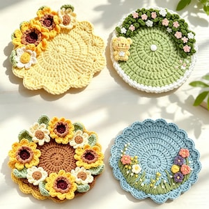 Puede incluir: Cuatro posavasos circulares de ganchillo con motivos florales y animales. Uno es amarillo con girasoles, uno verde con un pequeño oso y flores, uno marrón con girasoles y uno azul con flores bordadas y vegetación.