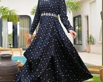 Marineblauwe bandhani maxi-jurk, uitlopende outfit van etnisch katoen, feestelijke boho-stijl