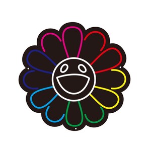 Pu&ograve; includere: Un design di fiore nero sorridente con petali colorati. Il fiore ha un contorno bianco e una faccia felice al centro. I petali sono delineati in rosso, rosa, blu, verde e giallo.