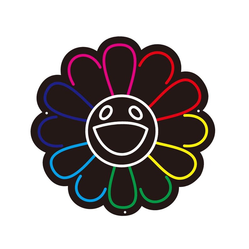 Pu&ograve; includere: Un design di fiore nero sorridente con petali colorati. Il fiore ha un contorno bianco e una faccia felice al centro. I petali sono delineati in rosso, rosa, blu, verde e giallo.