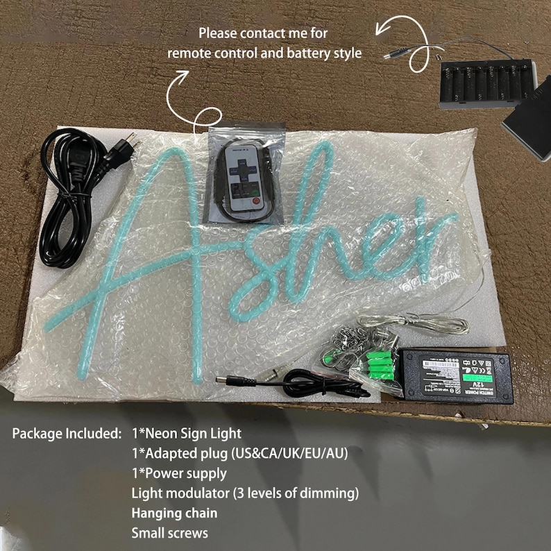 Pu&ograve; includere: Un'insegna al neon azzurra con la scritta "Asher". Il set include un telecomando, un alimentatore e una catena per appenderla. &Egrave; visibile anche il testo "Please contact me for remote control and battery style".