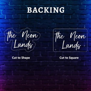 Pu&ograve; includere: Immagine che mostra due supporti per insegne al neon in acrilico trasparente con il testo "the Neon Lands" in un carattere corsivo. Un supporto &egrave; tagliato a forma, l'altro &egrave; tagliato a forma quadrata. La parola "BACKING" &egrave; in alto.
