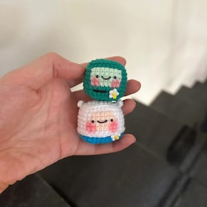 Handmade Crochet BMO & Finn Cube Keychain – Cute Amigurumi Plush Charm – Adventure-Inspired Soft Toy – Kawaii Gift or Bag Accessory