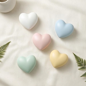 Pomelli per mobili a forma di cuore color pastello, maniglie per cassetti in ceramica opaca, maniglie carine per la cameretta dei bambini, accessori per cassetti per la stanza dei neonati, decorazioni per la casa