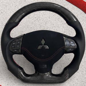 Anpassad ratt i kolfiber och svart läder passar till Mitsubishi Lancer (2008–2017)