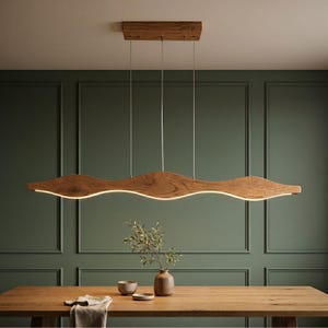 Lampada a sospensione Wave in rovere realizzata a mano - Plafoniera a LED in legno personalizzata - Illuminazione lineare minimalista per isola cucina e tavolo da pranzo.