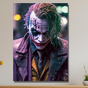 Op de afbeelding: Een canvas print met een portret van de Joker. De afbeelding toont de Joker met witte schmink, rode lippenstift en groen haar. Hij draagt een paarse jas en een gele vest. De achtergrond is wazig met kleurrijke lichten.