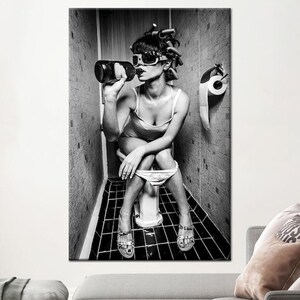 Impresiones de chica bebiendo y fumando en el inodoro, chica en el inodoro, impresión de chica bebiendo en el inodoro, arte de pared de inodoro de moda, arte de pared elegante, póster