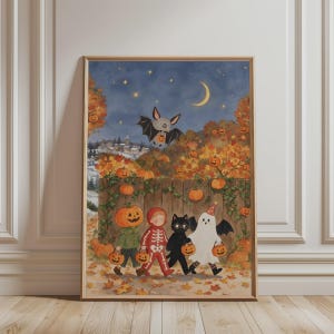 Puede incluir: Una impresión de arte mural rectangular vertical que muestra una escena nocturna de Halloween. Cuatro figuras disfrazadas, una cabeza de calabaza, un esqueleto, un gato negro y un fantasma, caminan frente a una valla de madera.