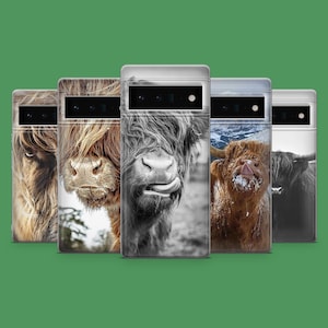 Może przedstawiać: Kolekcja etui na telefony z wizerunkami krów rasy Highland. Etui przedstawiają zbliżenia krów w różnych pozach, w tym czarno-białe zdjęcie krowy wystawiającej język. Etui mają srebrną ramkę i czarny aparat.