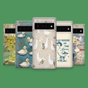 Op de afbeelding: Vijf telefoonhoesjes met verschillende ontwerpen. Eén hoesje heeft een beige achtergrond met witte ganzen en bloemaccenten. Een ander heeft een eendenvijver. Het derde hoesje heeft de tekst "Lolly Goose on the Loose" met een gans met cowboyhoed.