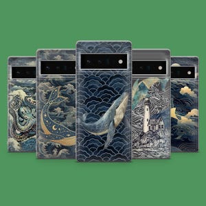 Könnte beinhalten: Eine Sammlung von Handyhüllen mit maritimen Designs. Jede Hülle zeigt eine einzigartige Illustration, darunter ein Wal, ein Oktopus, ein Leuchtturm und stilisierte Wellen. Die Farbpalette umfasst Blau-, Gold- und Weißtöne.