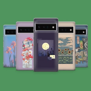 Può includere: Una collezione di cinque custodie per telefoni con vari disegni. Le custodie presentano illustrazioni di fiori, una luna piena sull'erba alta, girasoli e arte giapponese. Le custodie sono in tonalità di blu, viola e beige.