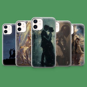 Puede incluir: Una colección de fundas para teléfonos con estampados de arte romántico. Las fundas muestran imágenes de parejas abrazándose, una reina y un caballero. La paleta de colores incluye azules, dorados y tonos oscuros, creando una estética vintage.