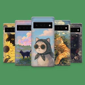 Puede incluir: Cinco fundas para teléfono con ilustraciones de gatos. Los diseños incluyen un gato negro en un girasol, un gato en un campo y un gato con gafas de sol y un pañuelo en la cabeza. Las fundas están sobre un fondo verde.
